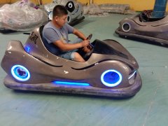 龍之盈*新生產(chǎn)出來(lái)的一批漂移碰碰車(chē)正在試駕中