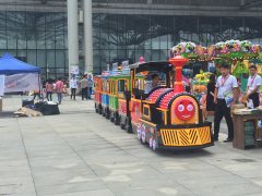 觀(guān)光小火車(chē)已經(jīng)成為了人們的代步工具